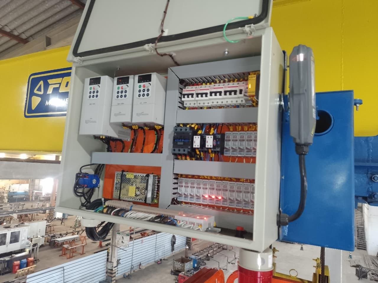 Painel elétrico industrial montado internamente pela Force Movimentação, com inversores de frequência e disjuntores
